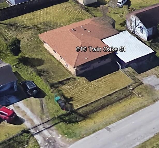 1st image of 610 Twin Oaks St