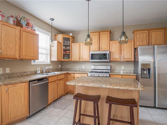 3rd image of 2212 Redwood Pl