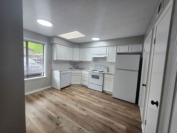 4th image of 2750 W D St APT 3