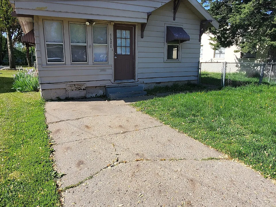 2711 E Grand Ave