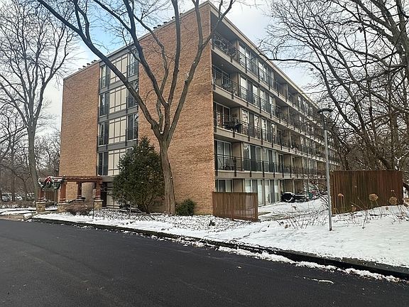 2nd image of 5800 Oakwood Dr Unit 5G