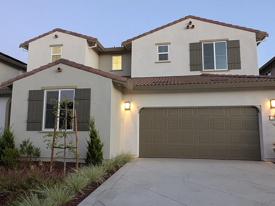 138 W Adriana Dr