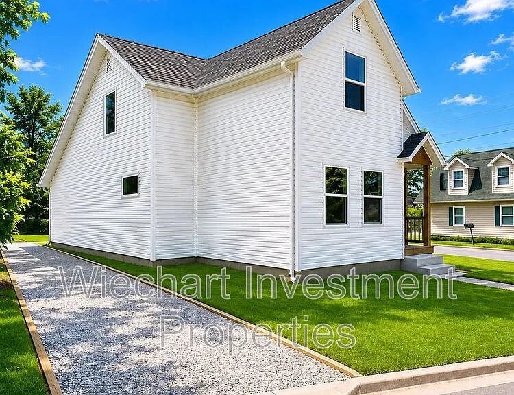 725 W Williams Ave — Photo 2