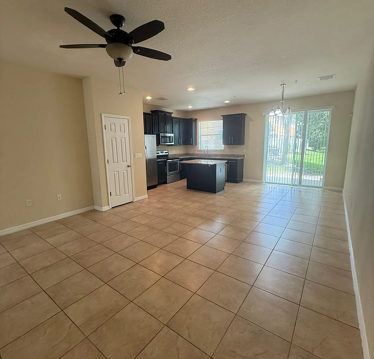 3 bed, 2.5 bath, 1407 sqft, $2,280 — Photo 4