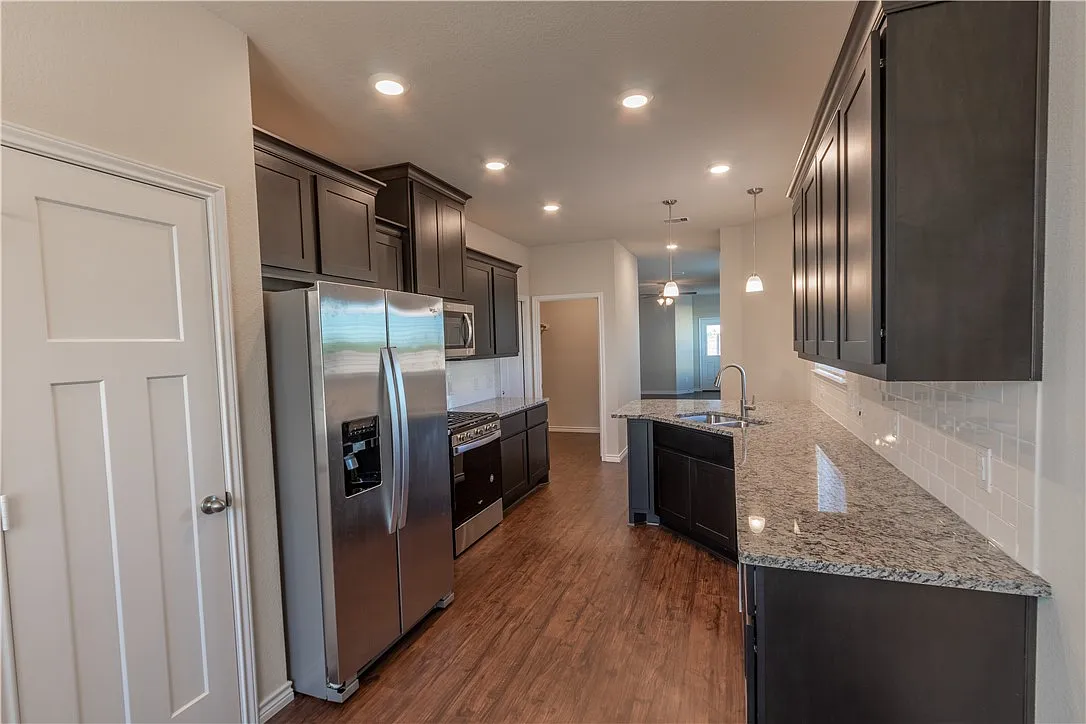 3 bed, 1430 sqft, $2,000 — Photo 3