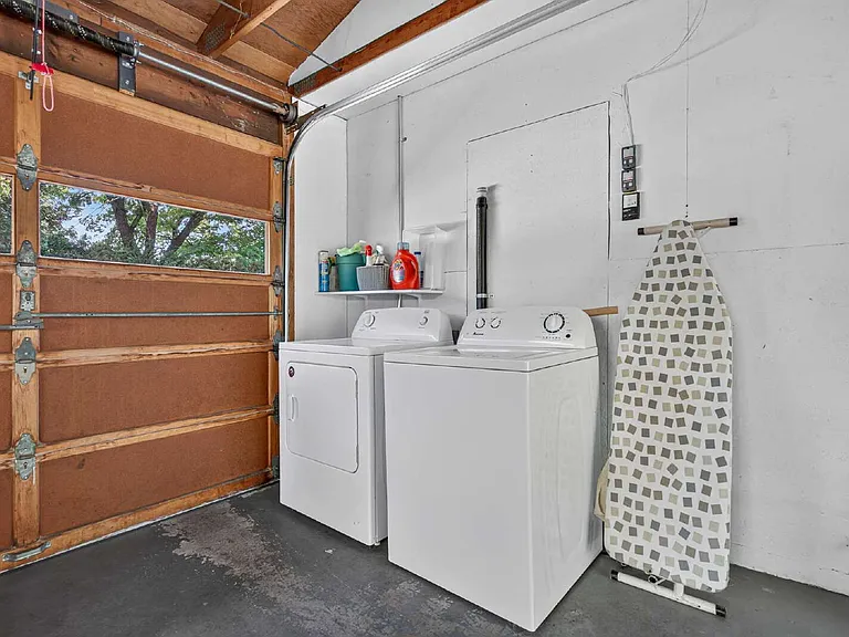 1079 Bellview Ave — Photo 1