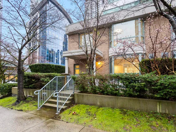 1889 Rosser Ave #Townhouse 1, Burnaby, BC V5C 6R4