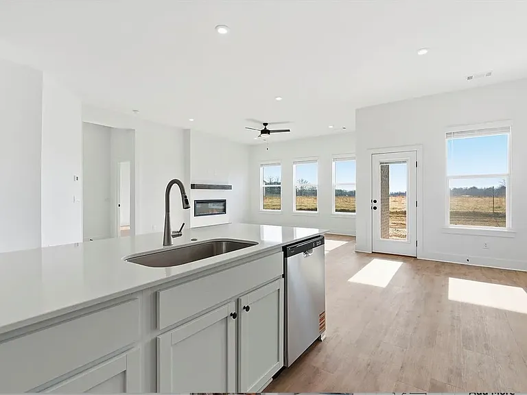 2311 Longfellow Dr — Photo 9