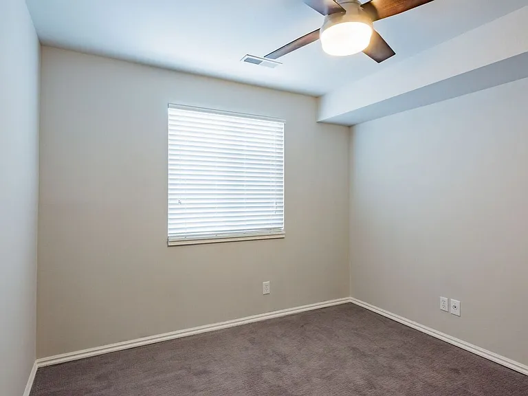 645 E 200 S — Photo 23