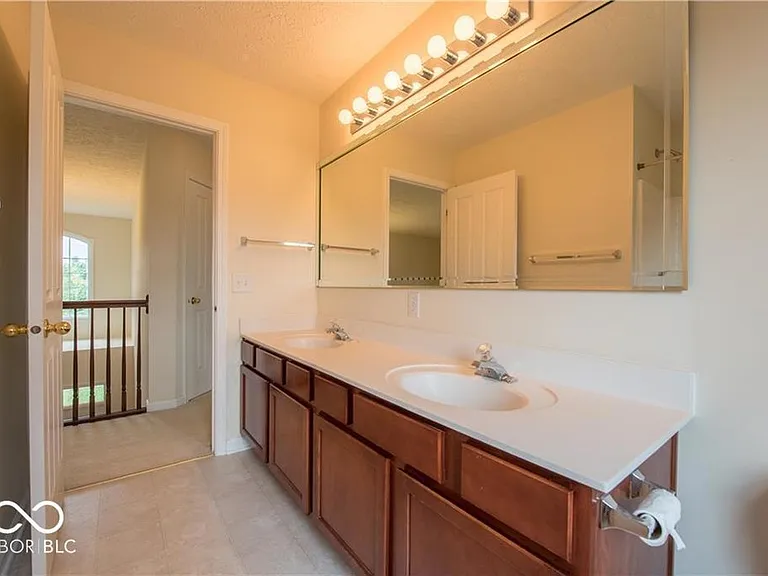 Full bath on 2nd floor