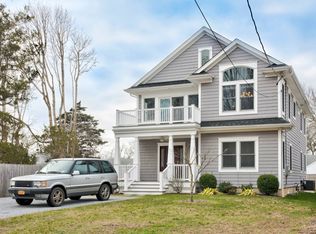 13 Center St, Riverhead, NY 11901