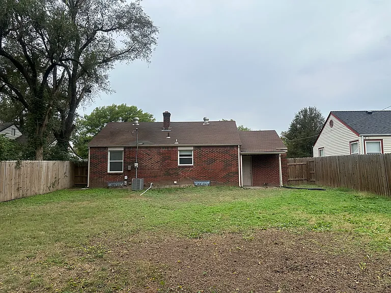 1528 N Fountain St — Photo 12