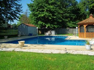 43 Lincolnshire Dr, Manalapan, NJ