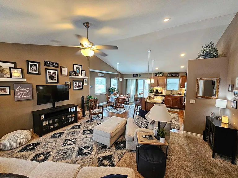 4712 Plumthicket Dr — Photo 3