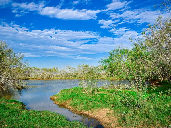 556 CR 307, Floresville, TX 78114