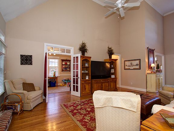 4th image of 10 Middlefield Ct