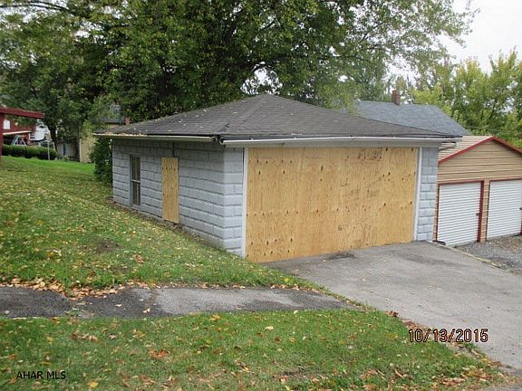 2nd image of 206 Holly St