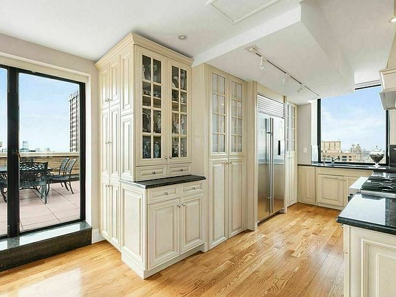 5th image of 25 Central Park W APT 32Q