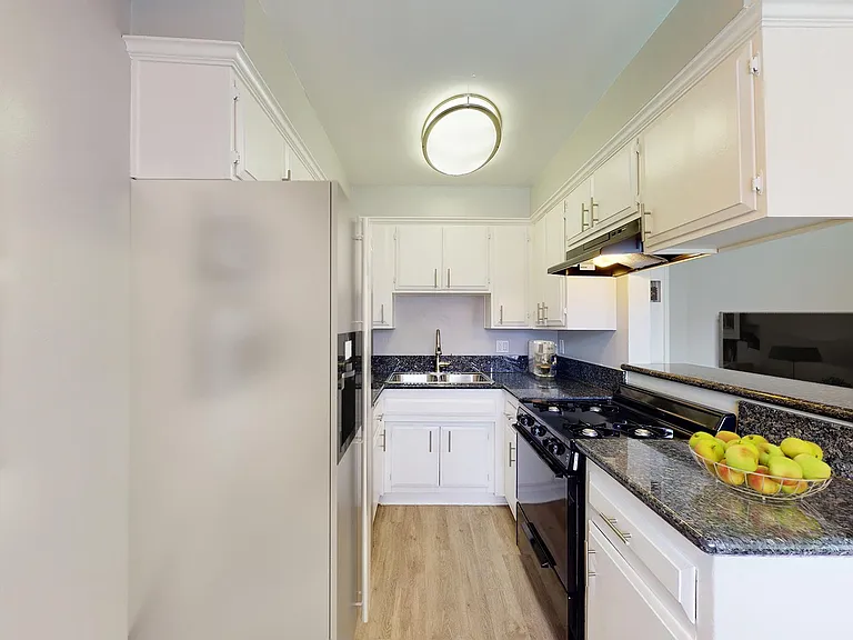 Country Club Apartments — Photo 10