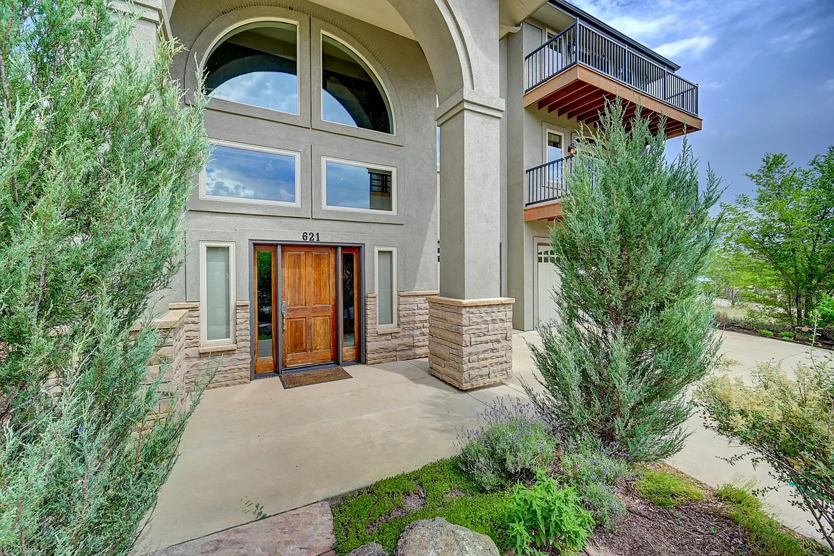Main level entry. - 621 1st Ave
