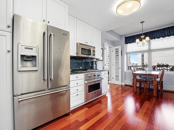 3rd image of 1301 N Dearborn St APT 1001