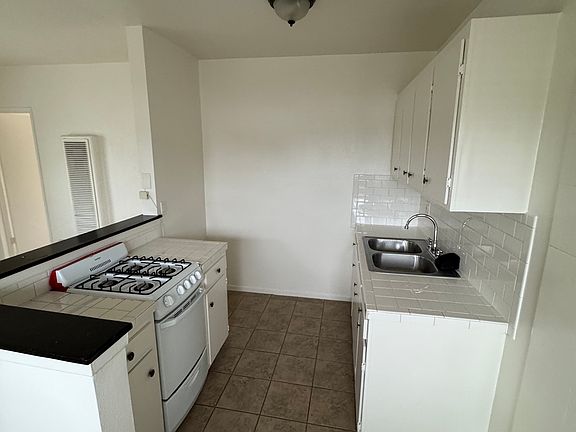 2nd image of 218 W Wilson Ave APT 5