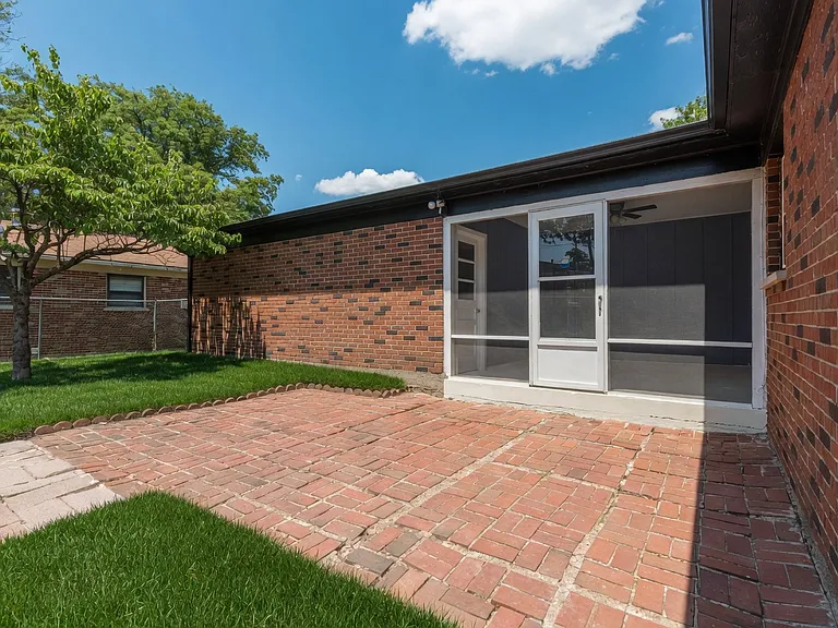 1555 Zurich Dr — Photo 40