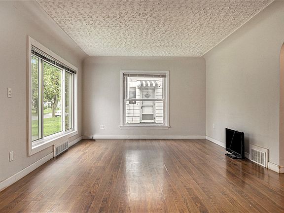 3rd image of 324 Pleasantview Dr