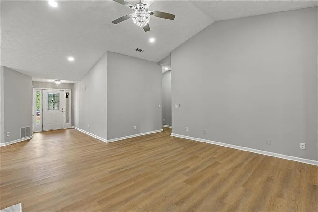 4 bed, 2700 sqft, $2,900 — Photo 3