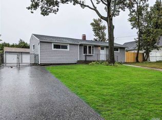 45 Spruce St, Central Islip, NY
