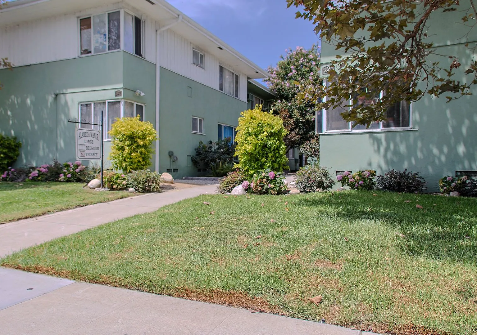Alameda Ave Apartments — Photo 2