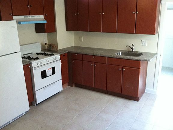 2nd image of 628 Green St