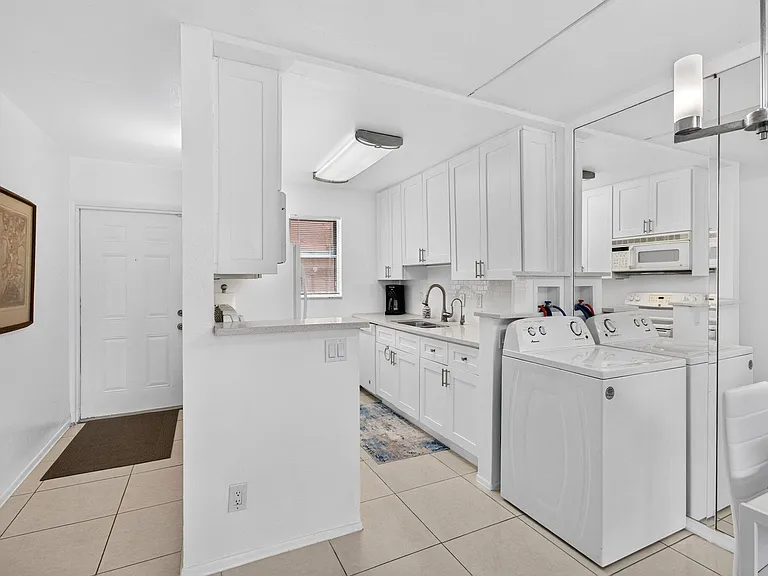 550 SW 2nd Ave #125 — Photo 5