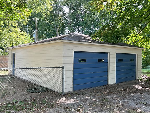 3rd image of 29 Park Forest Dr