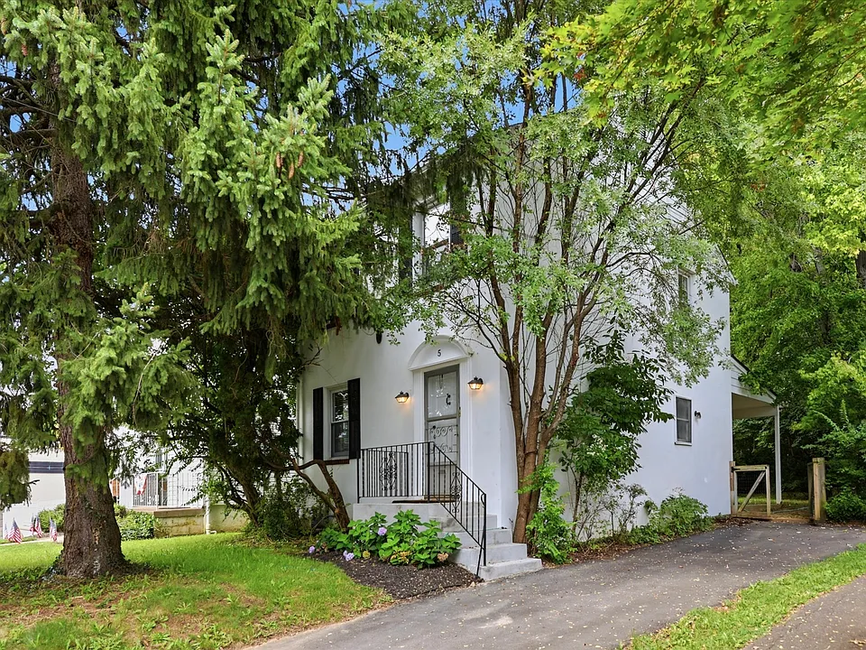 5 Haws Ln