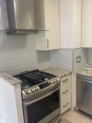 5th image of 200 E 61st St APT 32A