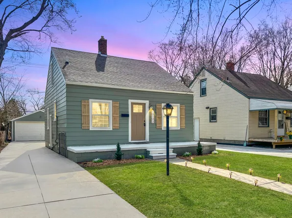 19192 Woodside St, Harper Woods, MI 48225