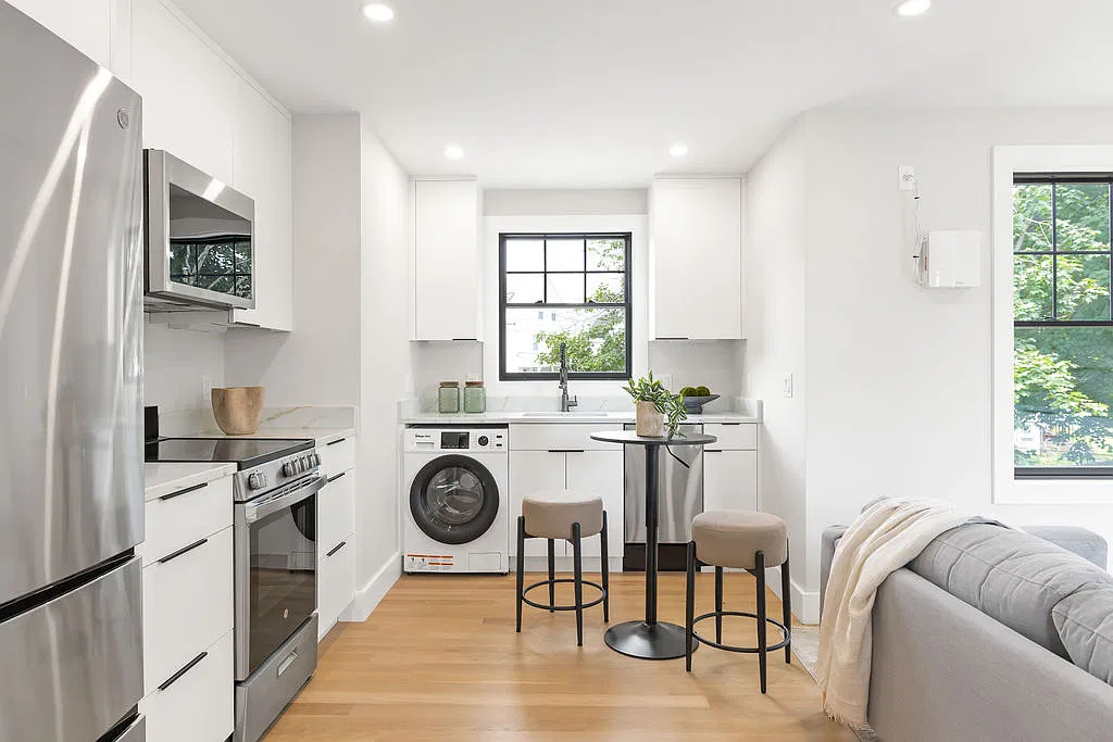Studio, 350 sqft, $2,400 — Photo 3