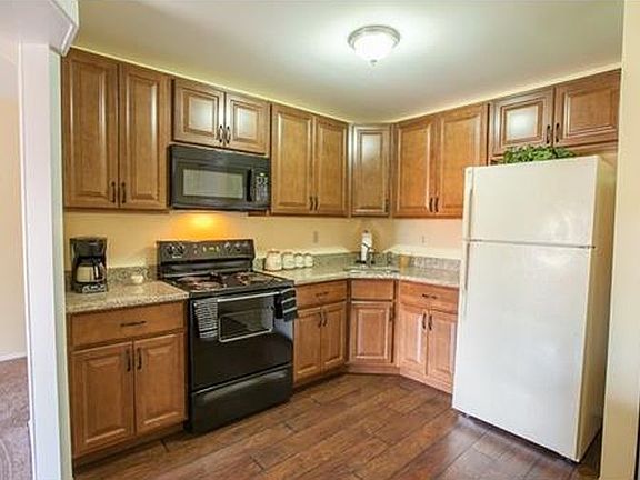 3rd image of 284 Hampshire Ct
