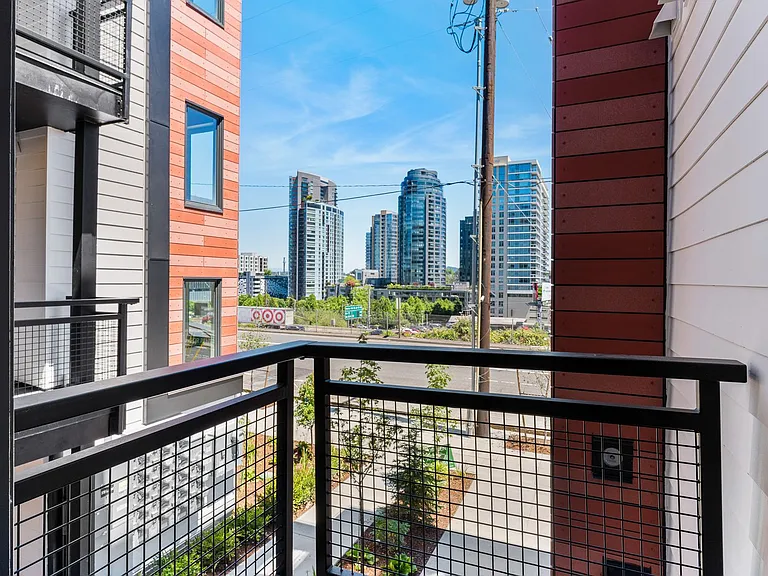 **4 Weeks Free Rent Upon Move In** | New Construction - Minutes From Downtown Pdx — Photo 32