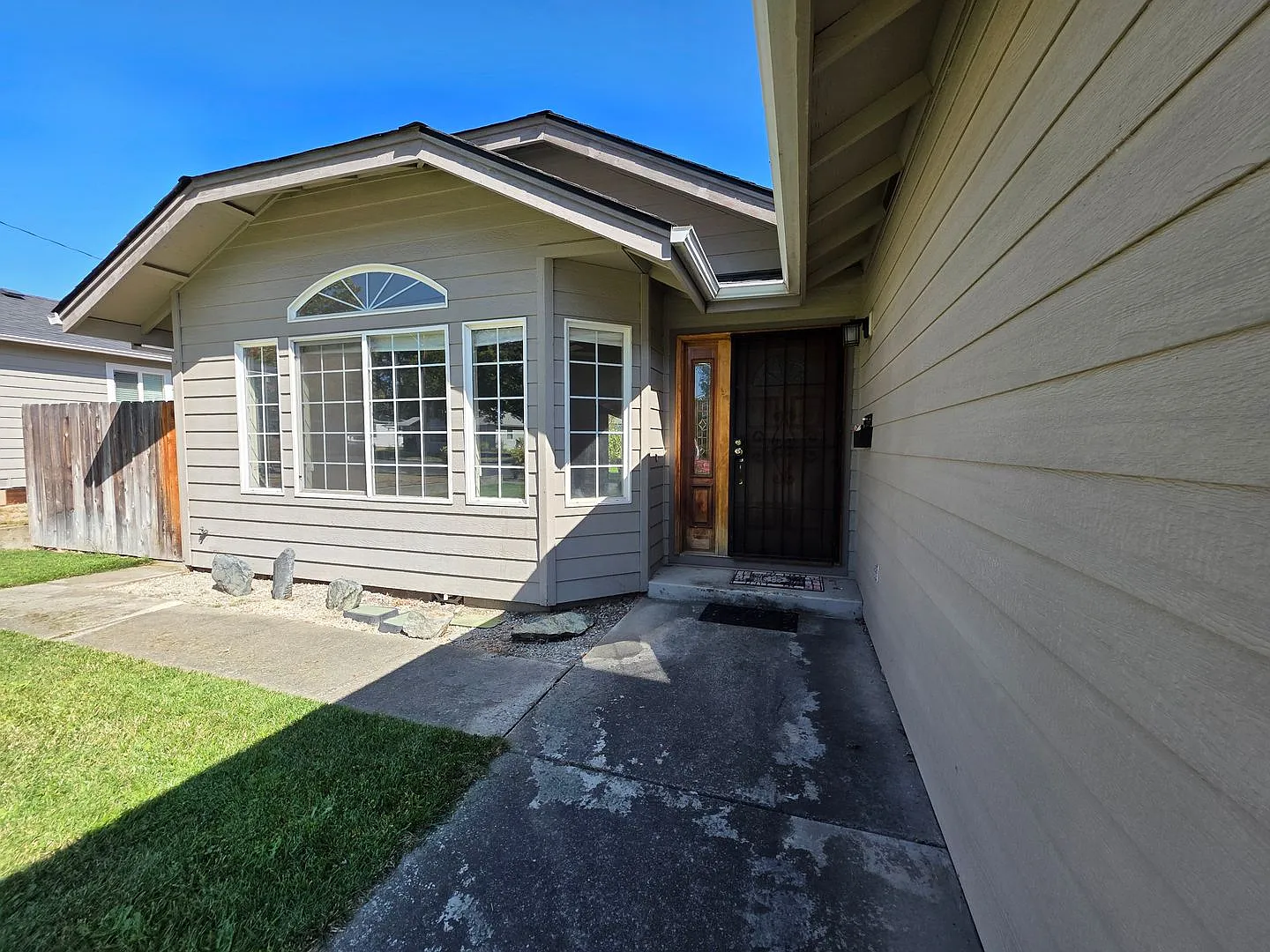 Large Lot Close to Downtown Grants Pass — Photo 3