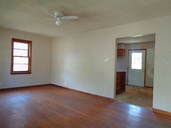 5th image of 207 Hillwood St