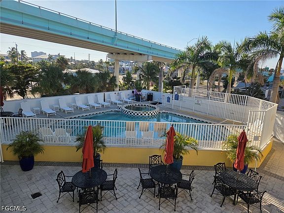 4th image of 450 Old San Carlos Blvd #309