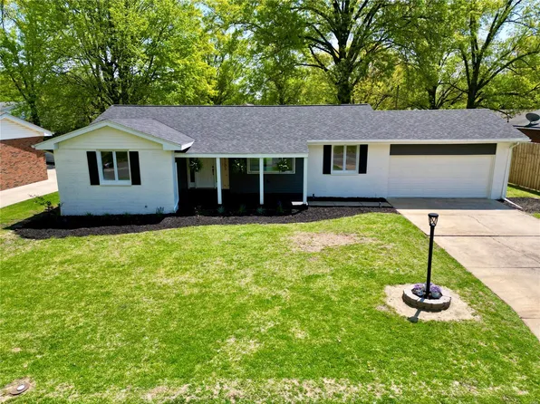 5203 Shannon Dr, Godfrey, IL 62035