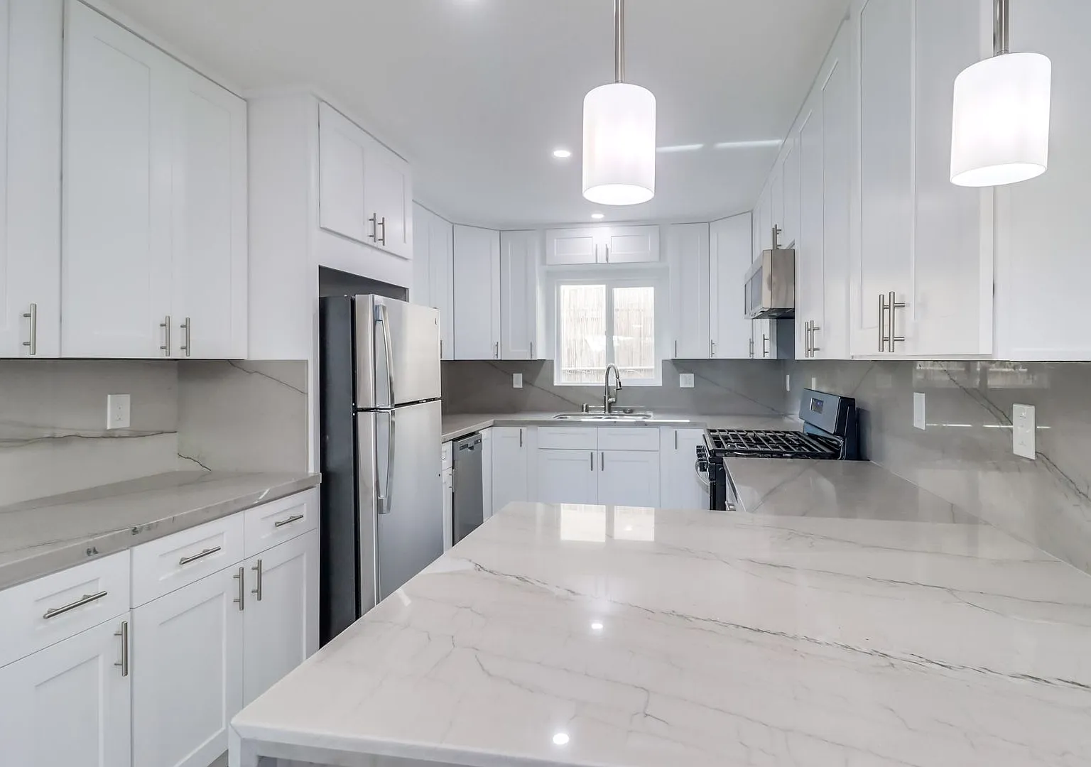 Move In Promotion! 2 Bedroom/1 Bathroom Remodeled Apartment - Ocean Beach — Photo 4