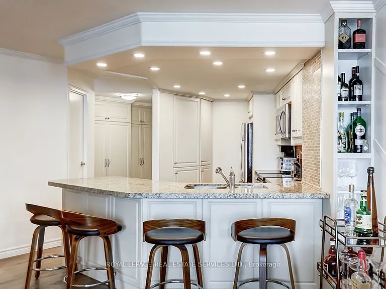 77 Maitland Pl #Penthouse 23 — Photo 6