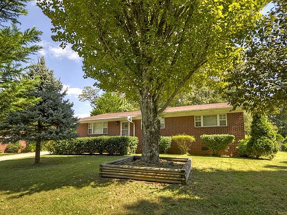 2nd image of 945 Hillcrest Dr