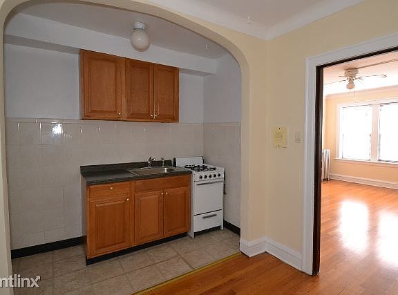 3rd image of 4624 N Wolcott Ave APT 3A