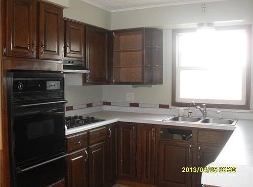 3rd image of 324 E 10th St