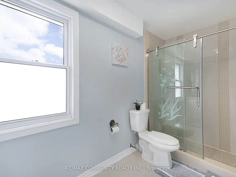 33 Windsor Ave — Photo 8
